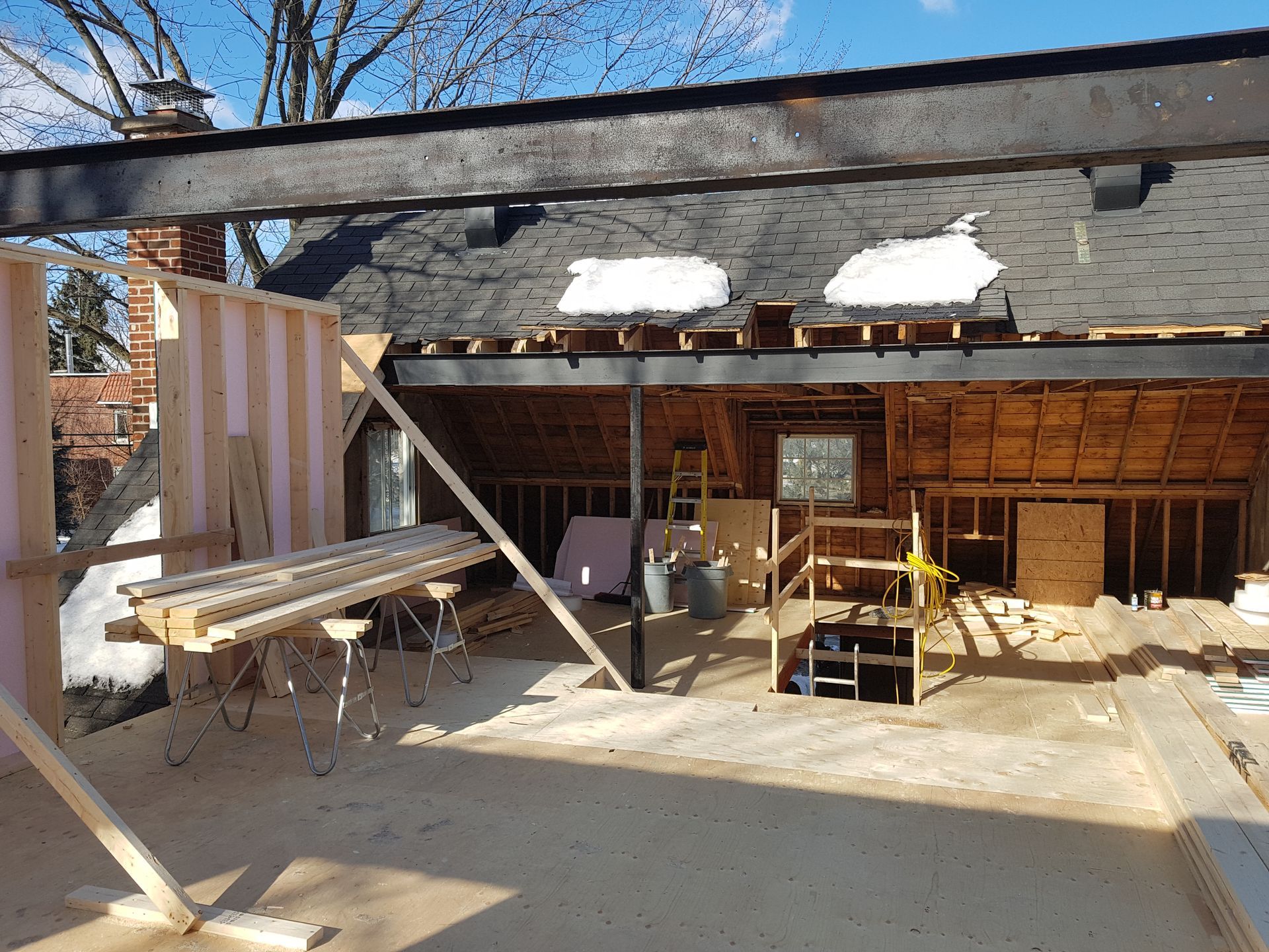 Une maison est en cours de rénovation et le toit est en train d'être enlevé.