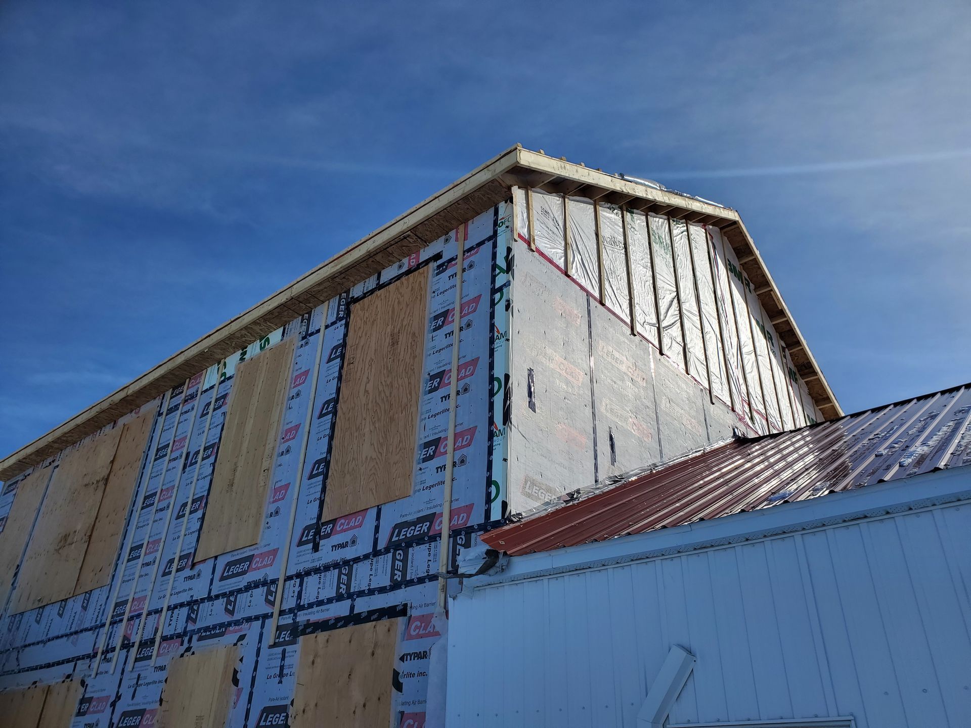 Un bâtiment en construction avec un ciel bleu en arrière-plan.