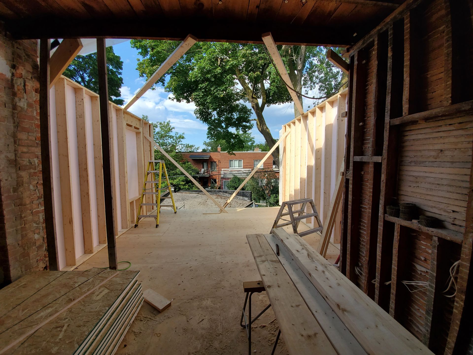 Un bâtiment en construction avec une échelle en arrière-plan