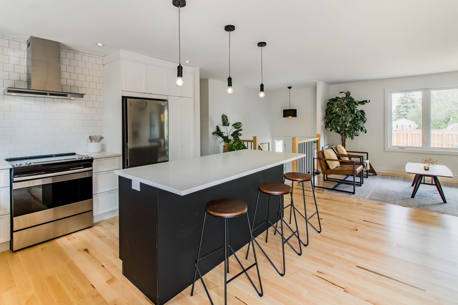 Une cuisine avec un grand îlot et des tabourets