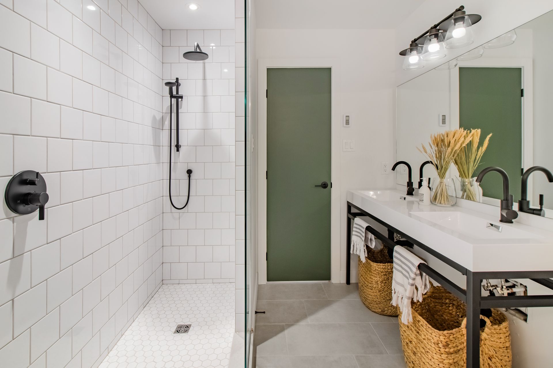 Une salle de bain avec deux vasques et une douche à l'italienne.