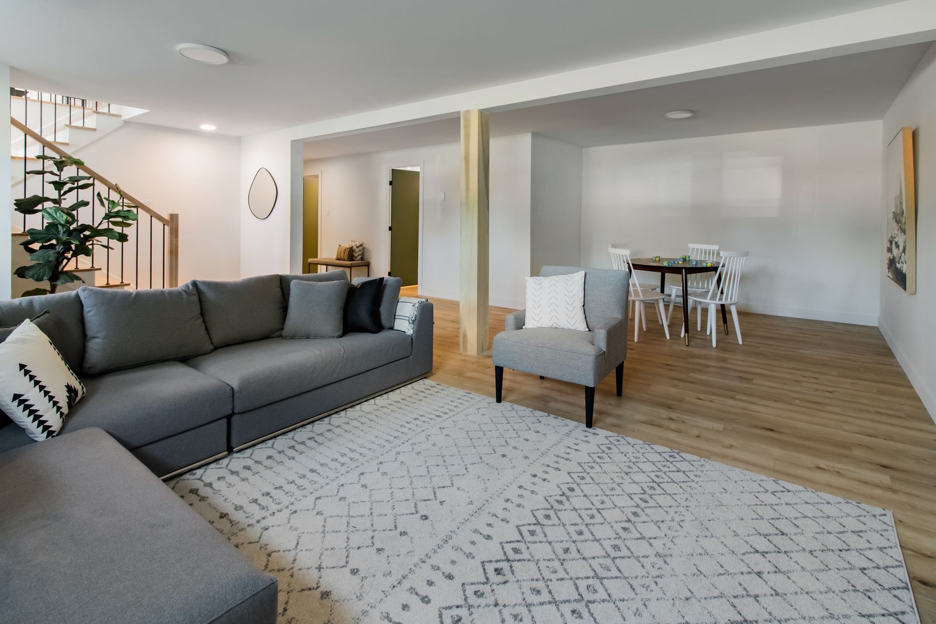 Un salon avec un canapé, une chaise, une table et un tapis.