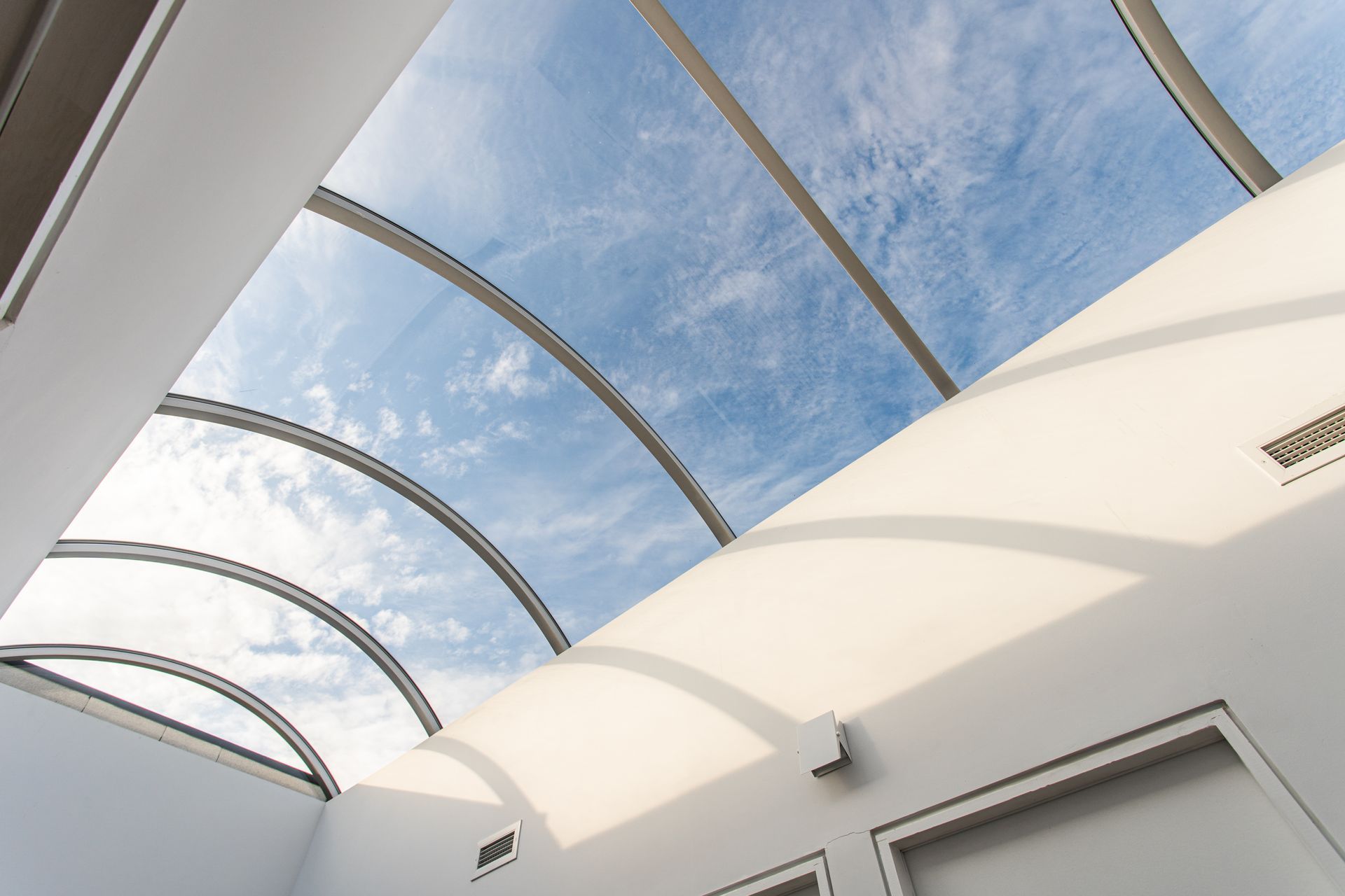 Regardant une lucarne dans un bâtiment avec un ciel bleu en arrière-plan.