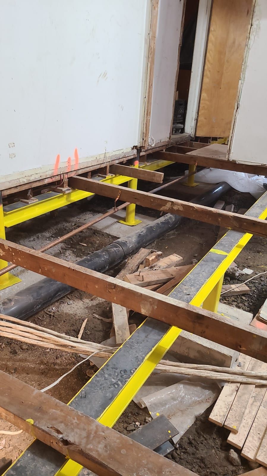 Un plancher en bois est en train d'être construit dans une pièce.
