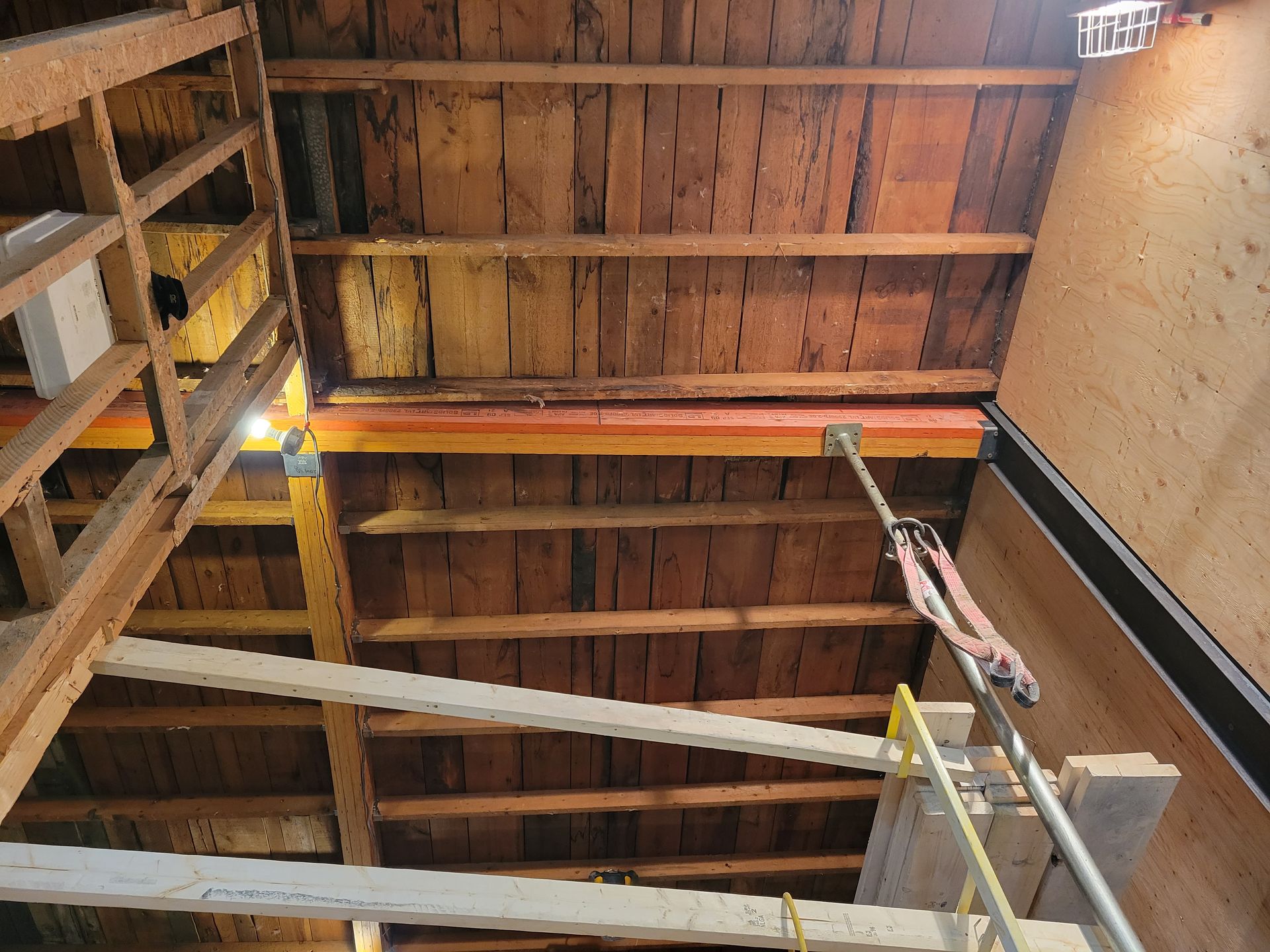 Un plafond en bois avec un panneau indiquant « sortie de secours »