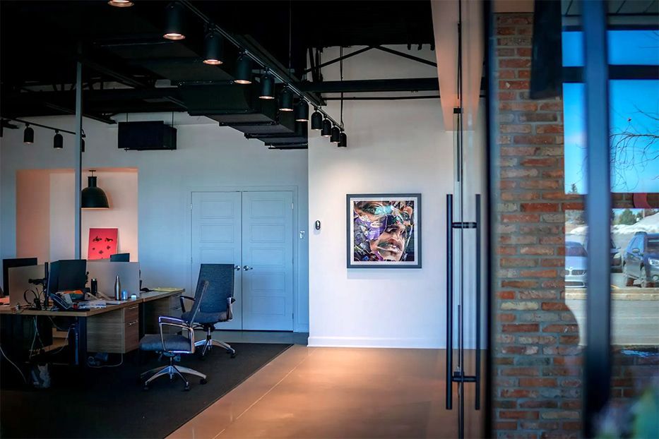 Il y a une photo sur le mur du bureau.