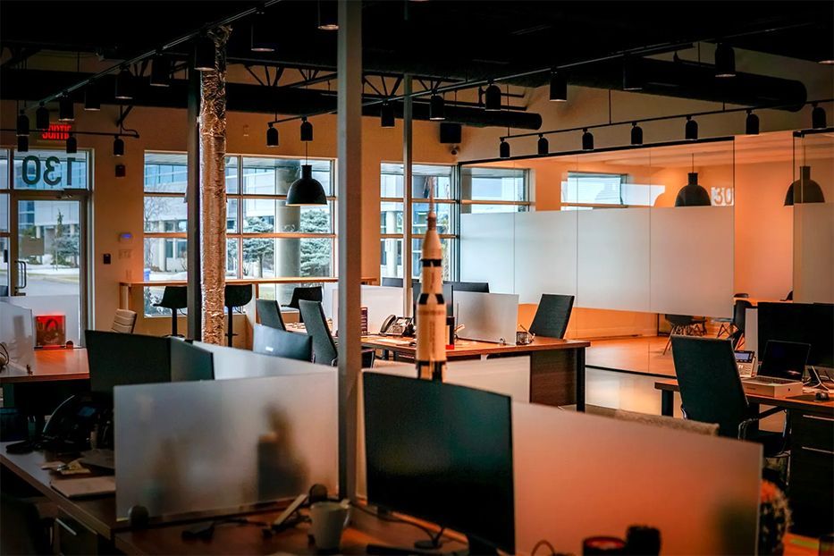 Un grand bureau vide avec beaucoup de bureaux et d'ordinateurs.