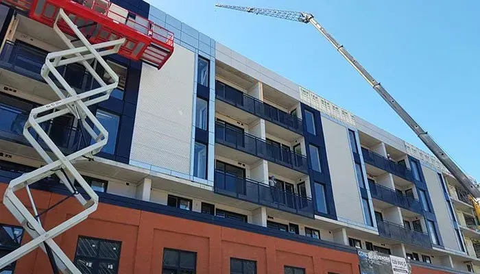 Un grand bâtiment avec une grue au sommet.