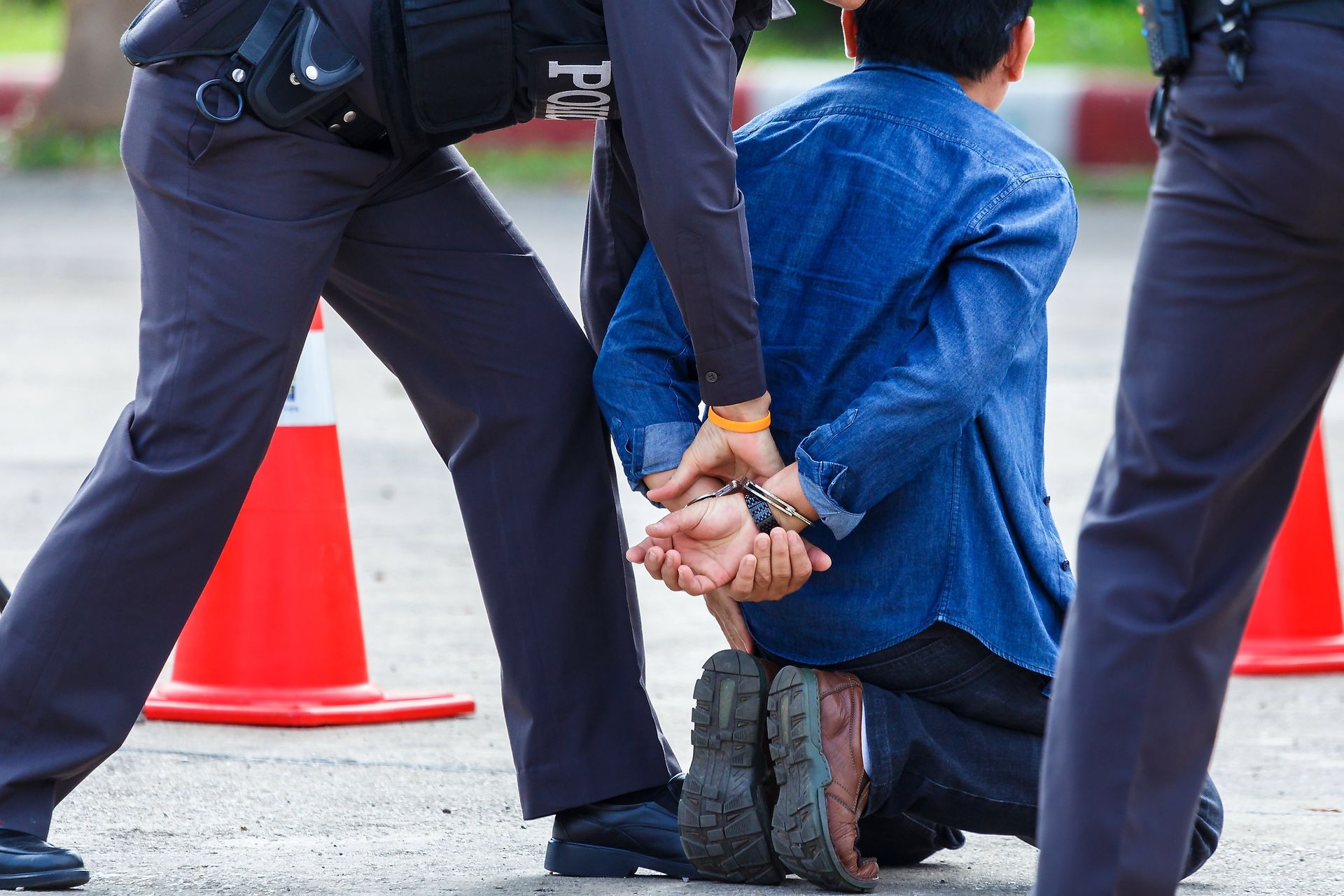 a man arrested by 2 policemen