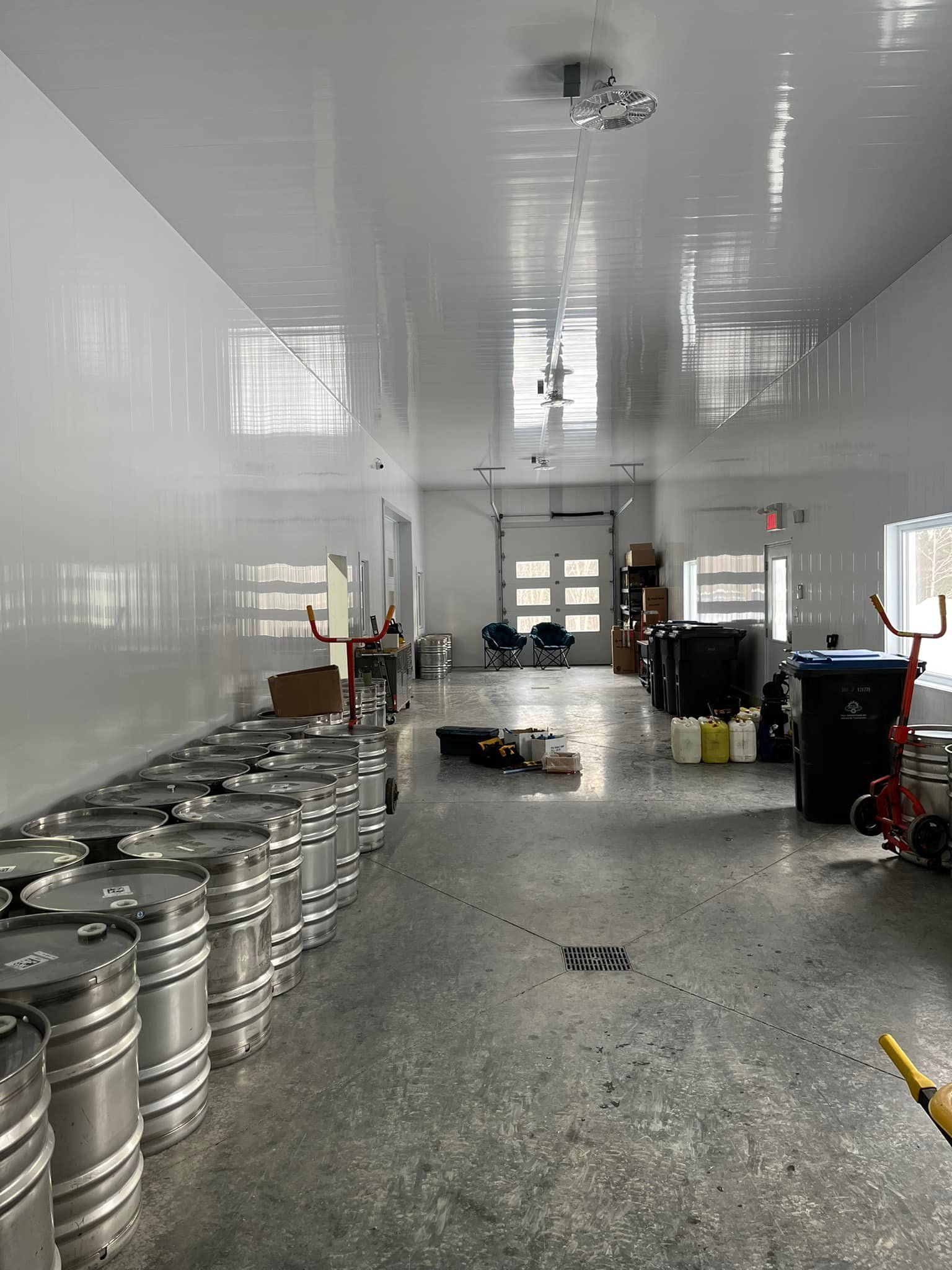 Une grande pièce remplie de nombreux fûts et barils.