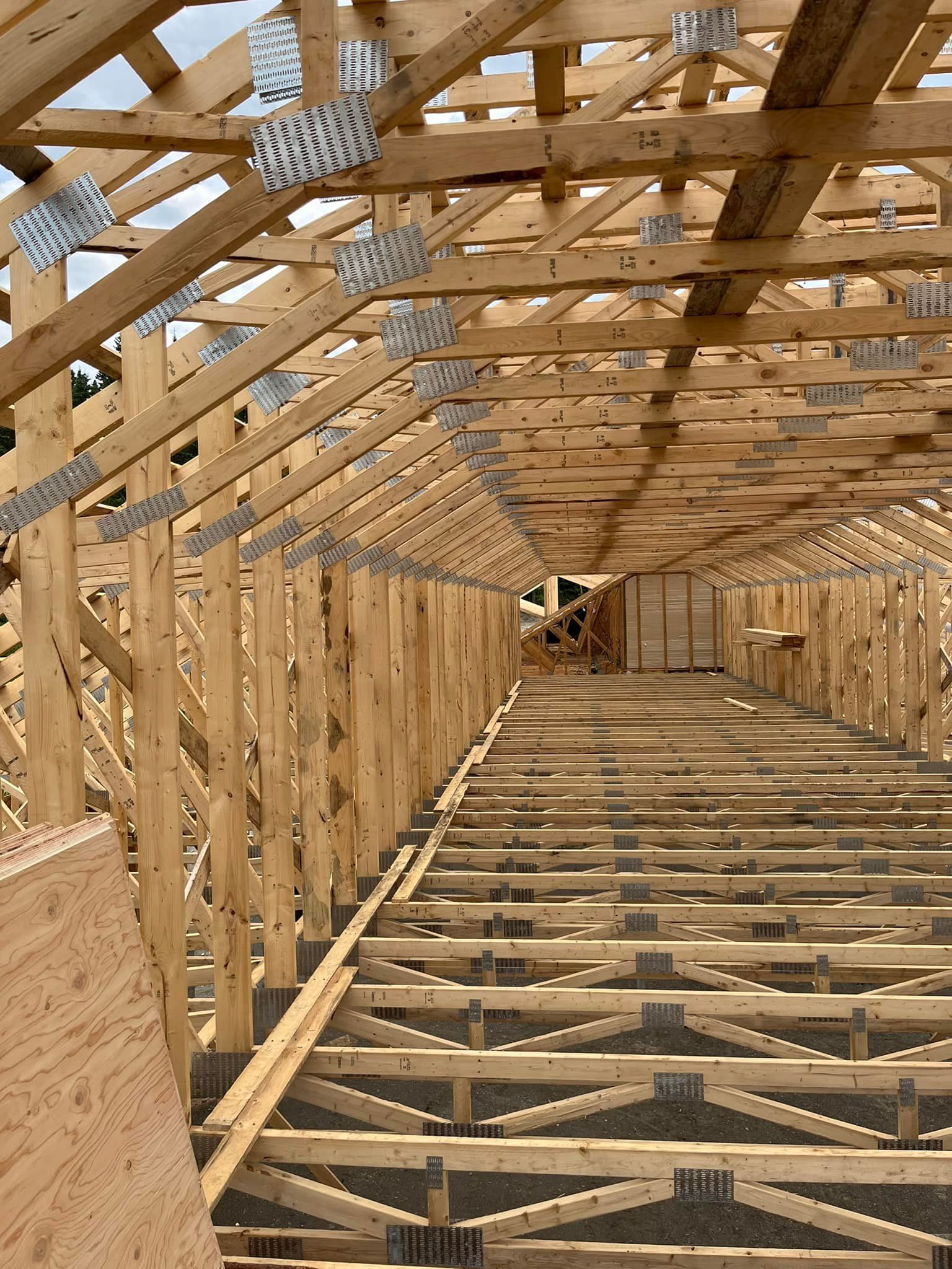 L'intérieur d'une structure en bois en construction.