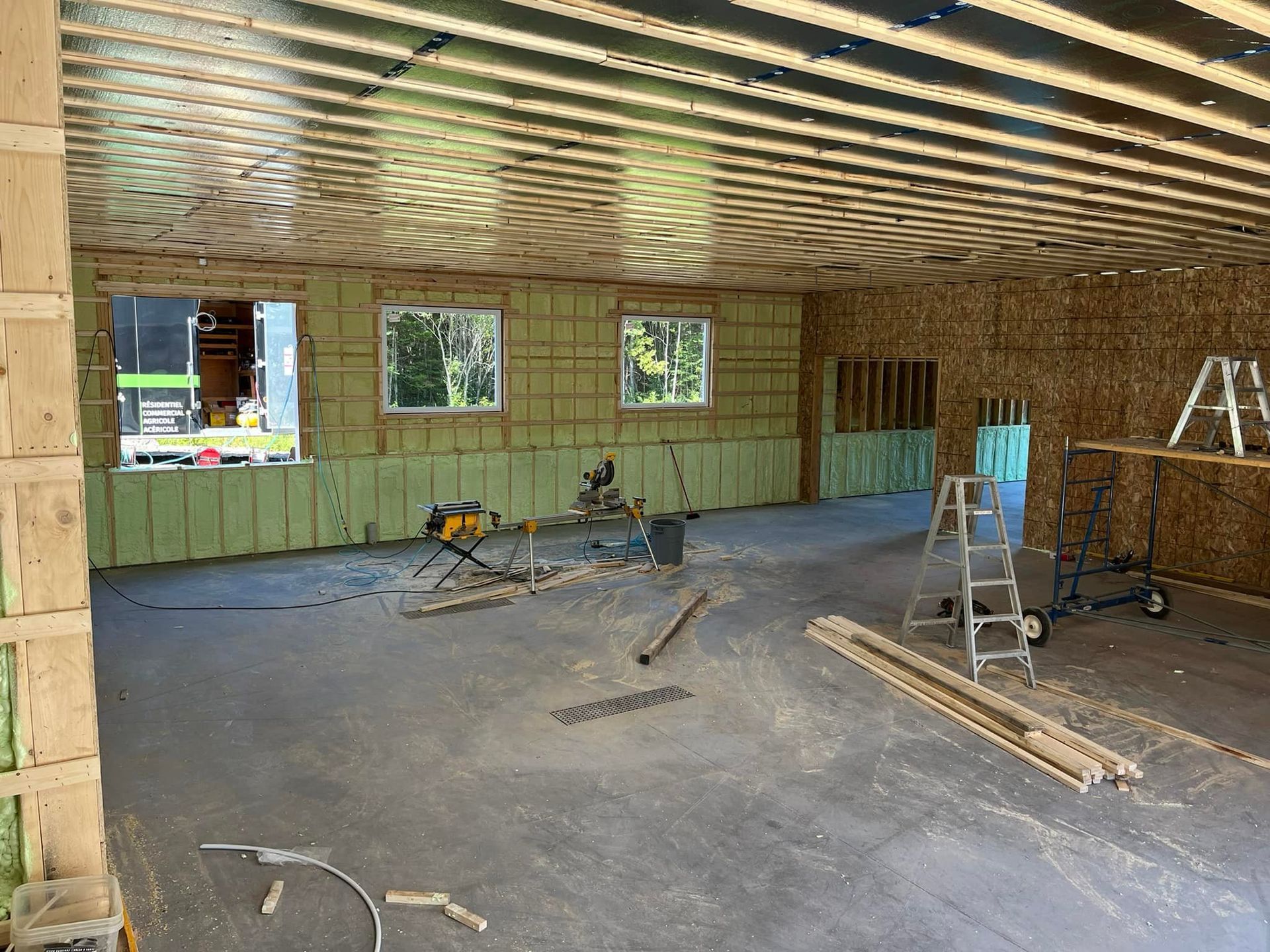 Une pièce avec beaucoup de poutres en bois et une échelle à l'intérieur.