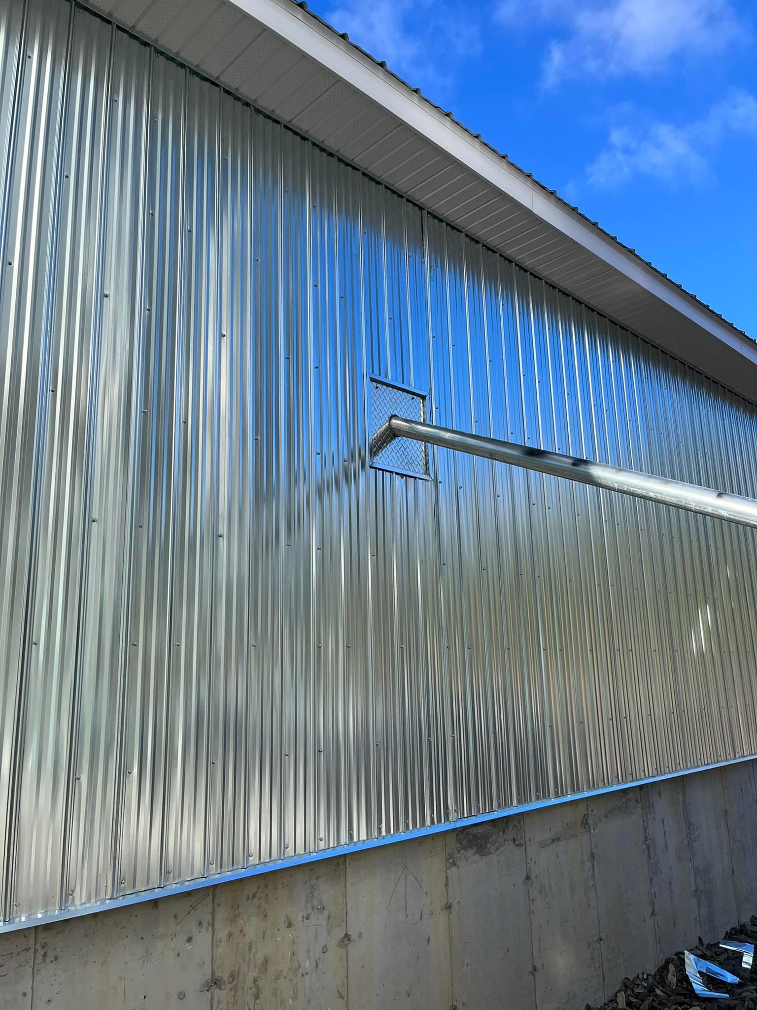 Une échelle est utilisée pour nettoyer le côté d'un bâtiment.