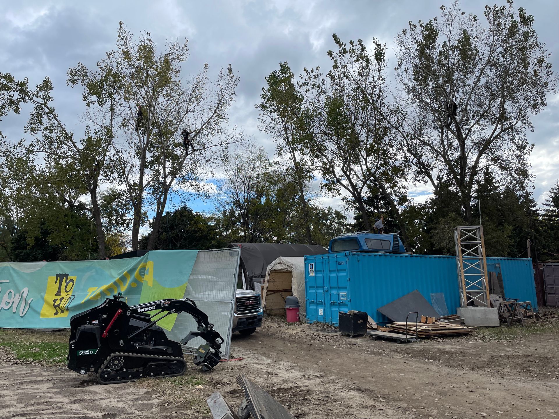 Un chantier avec un conteneur bleu au milieu.