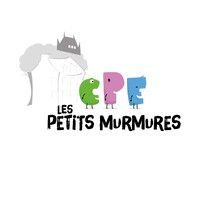 Logo : Des créatures de dessin animé épelant CPE, avec une coiffe de château sur fond blanc, « LES PETITS MURMURES » en dessous.