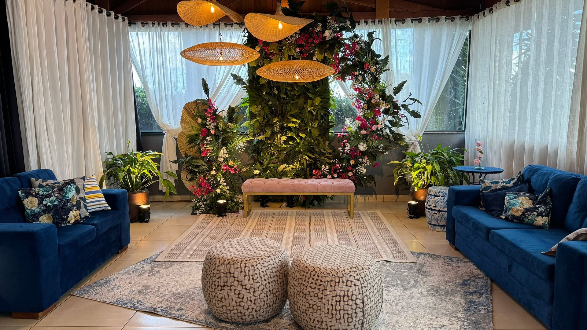 Uma sala repleta de móveis e um cenário floral.
