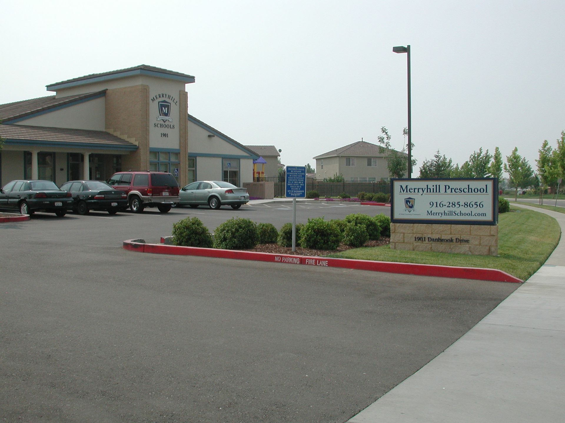 a parking lot in front of a building that says monte el rancho