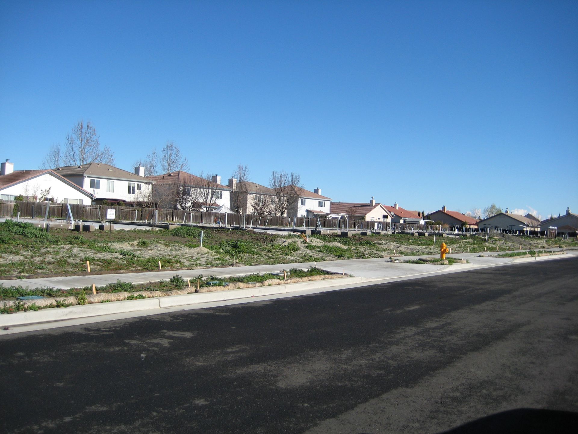 a row of houses are lined up on the side of a road
