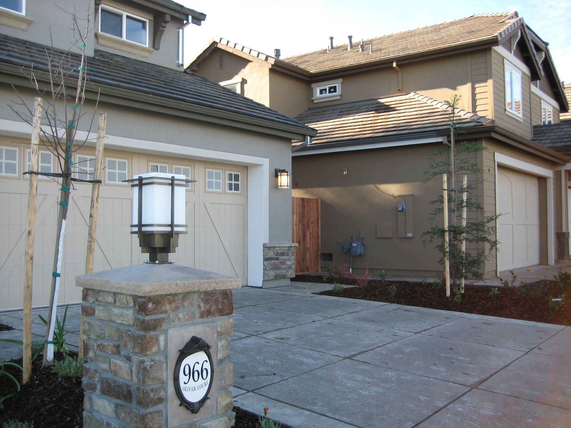 a house with the number 946 on the front of it