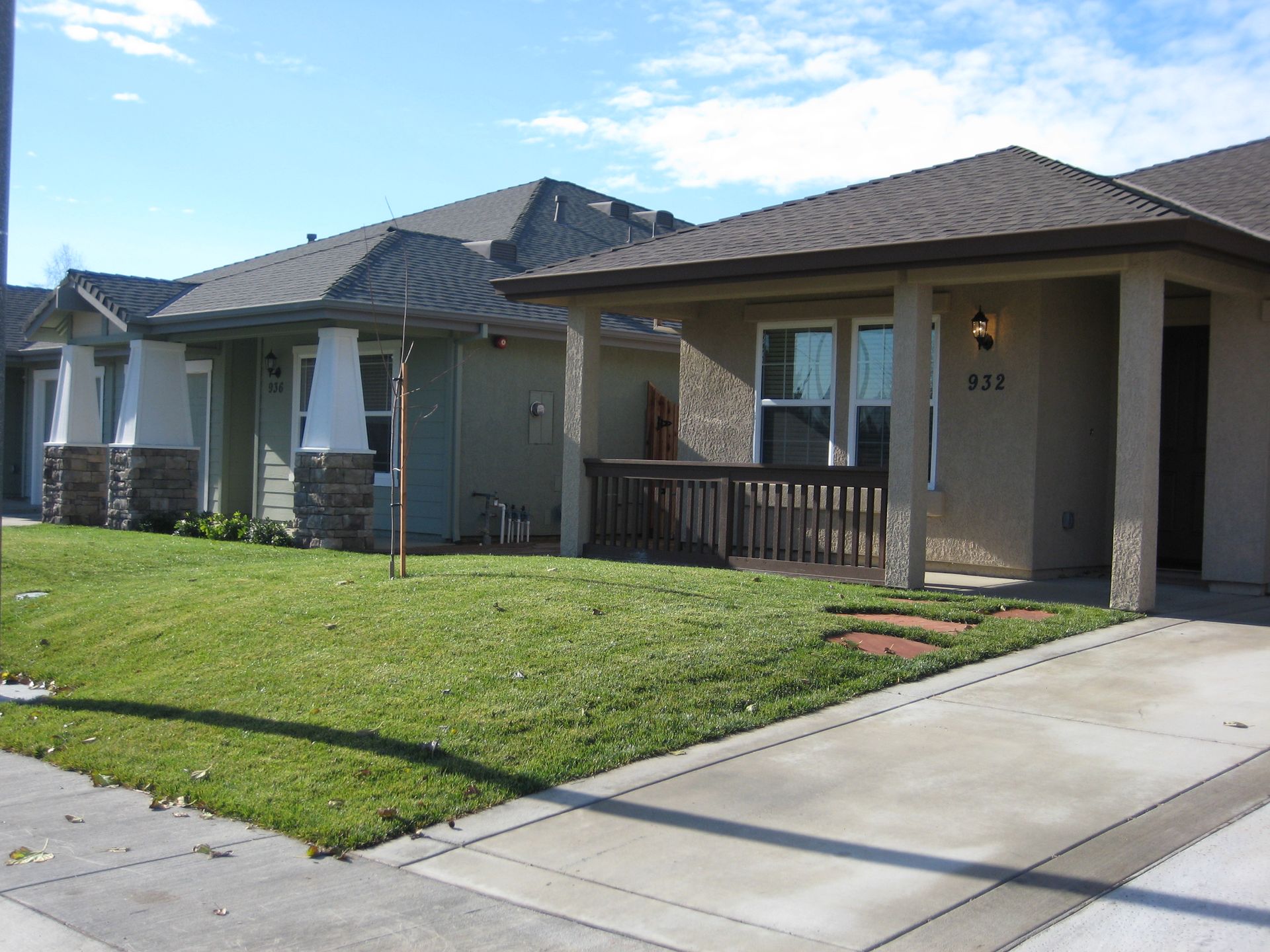 a row of houses are lined up next to each other on a sunny day
