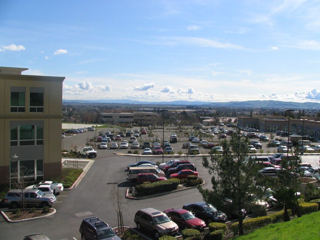 a lot of cars are parked in front of a building