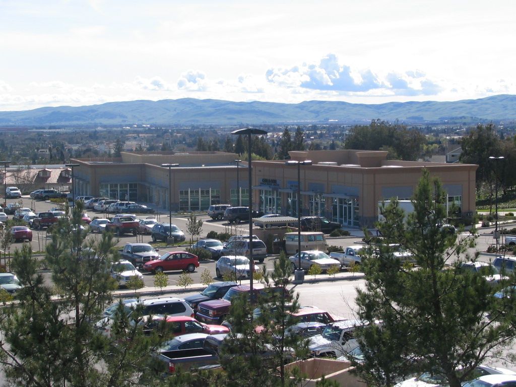 a lot of cars are parked in front of a building