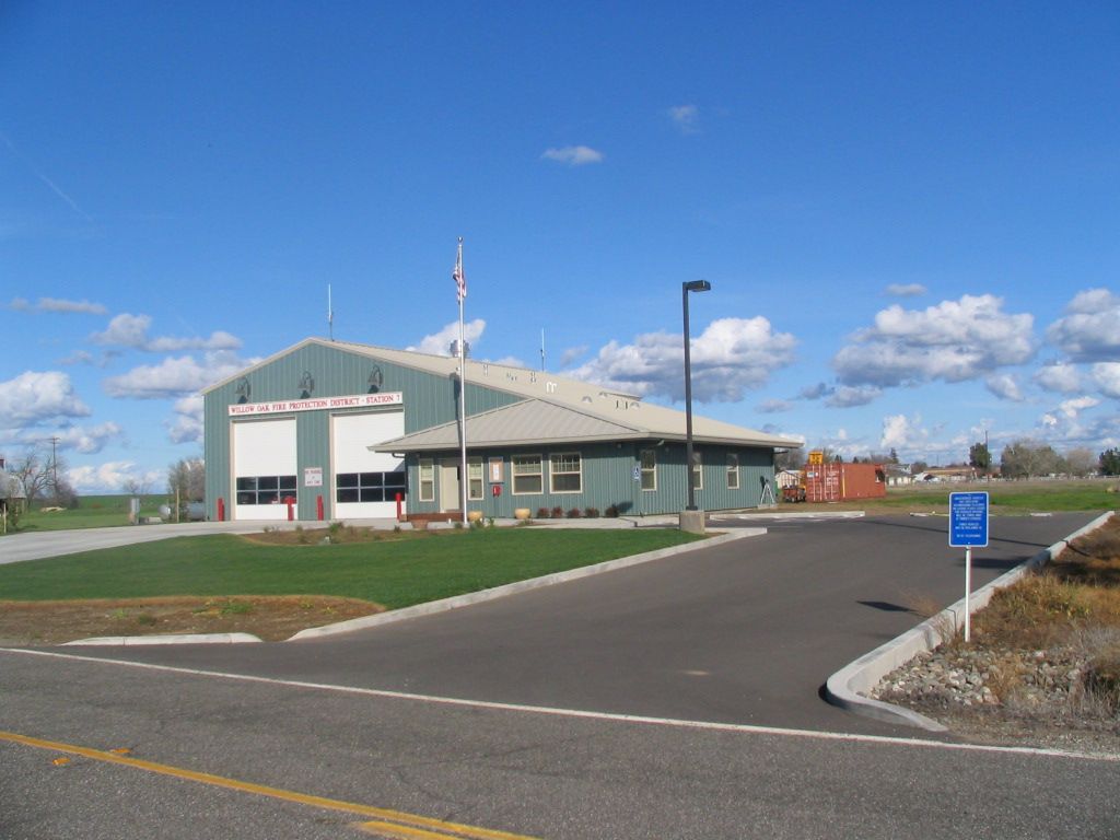 a building with a sign that says no parking