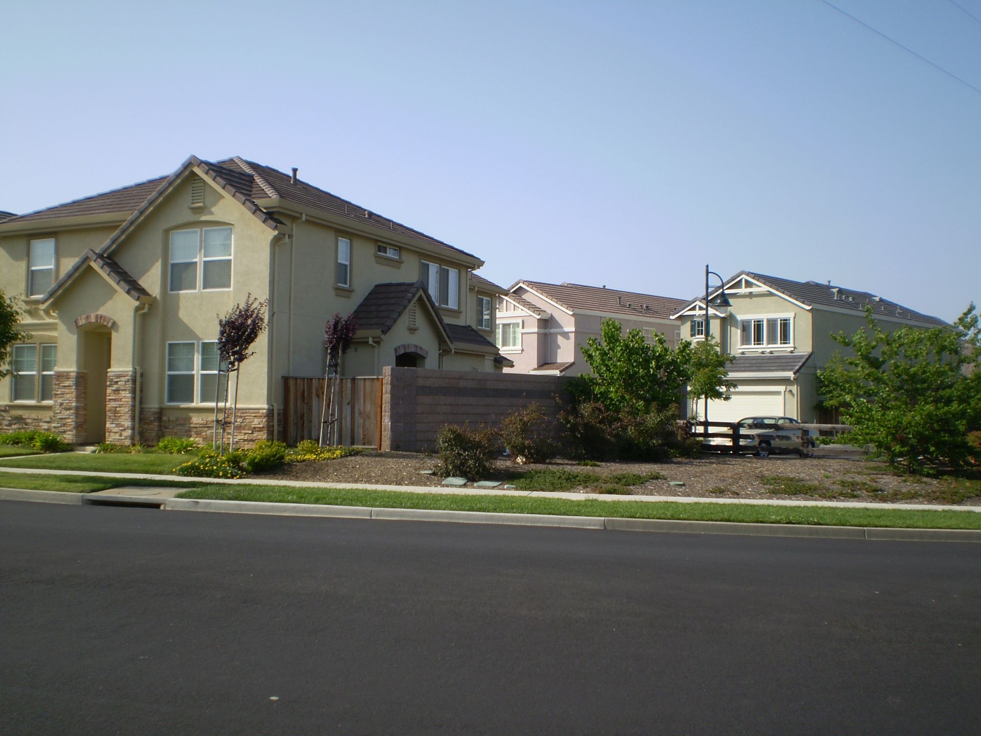 a row of houses are lined up on the side of the road