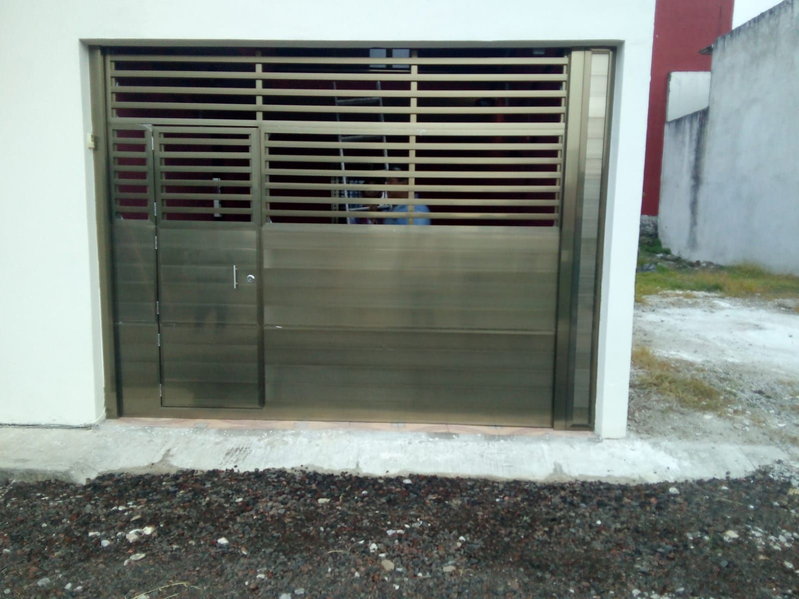 PORTONES Y PUERTAS AUTOMÁTICAS BIT