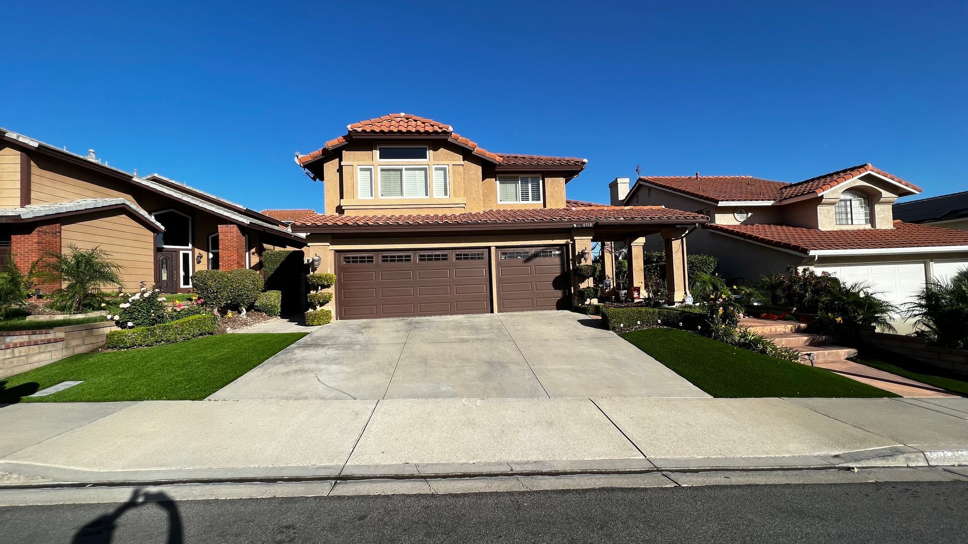 synthetic grass on the sides of driveway
