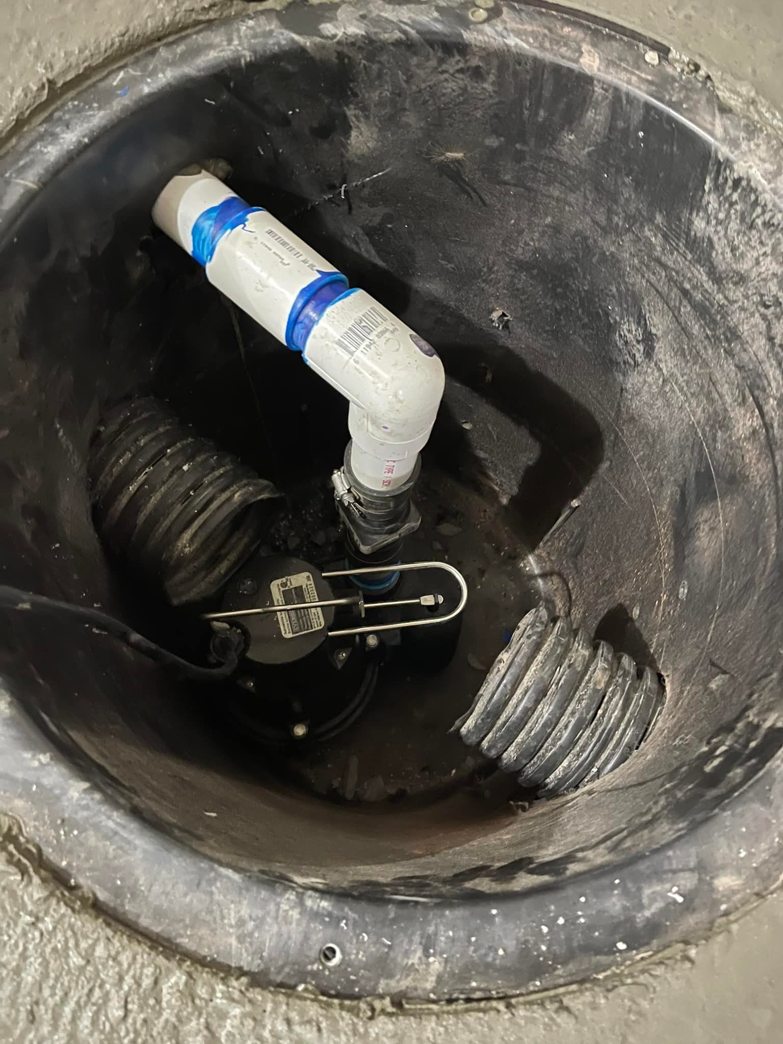 A close up of a drain with a pipe in it.