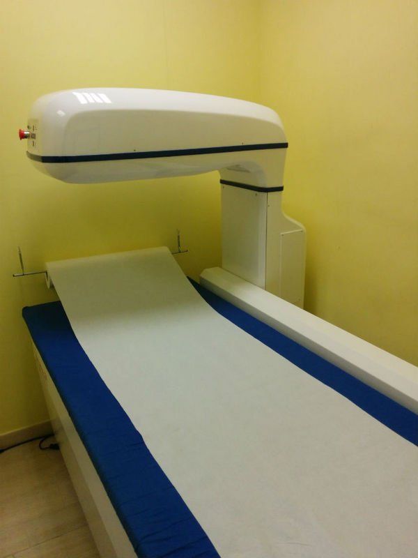 macchinario con lettino per esame diagnostico