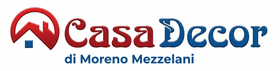 Logo di CasaDecor con testo rosso e blu e icona di una casa rossa, con la scritta “Casa Decor” e “Dei Moreno Mazza”