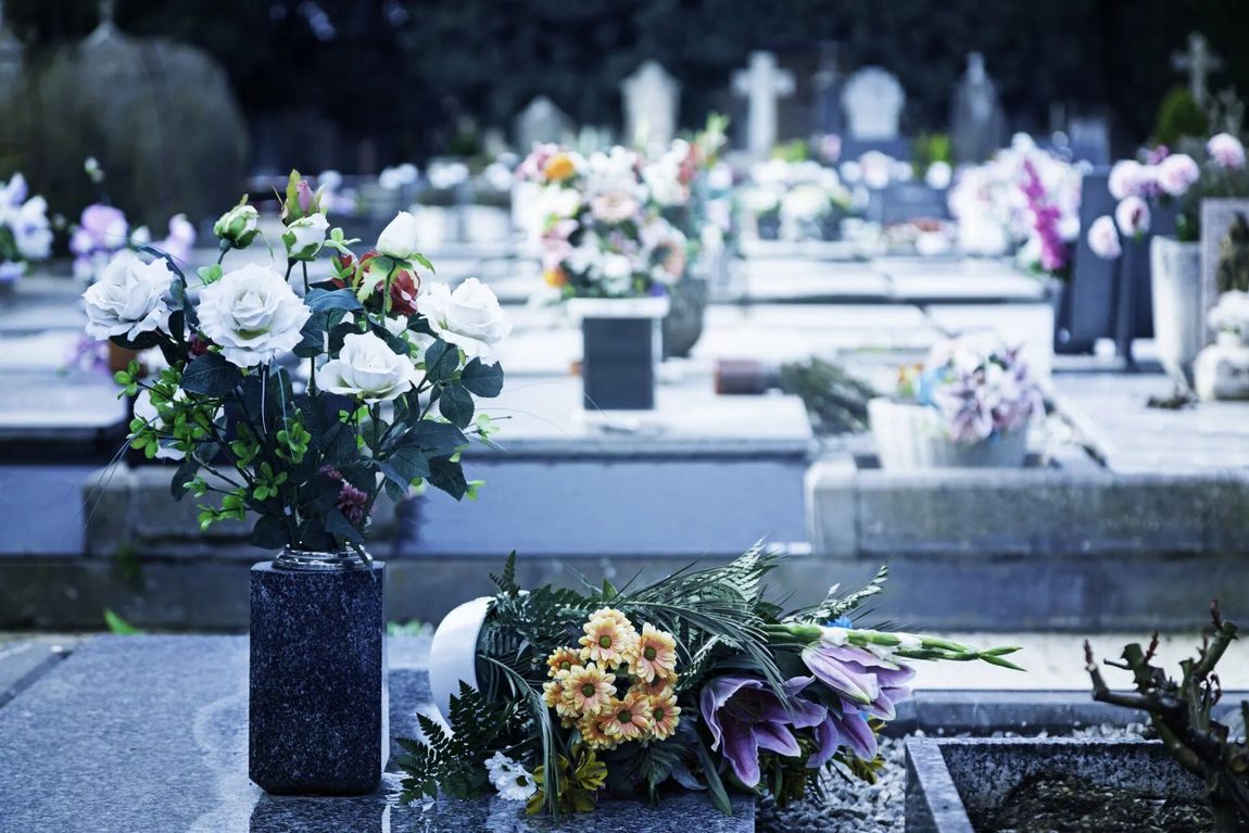 cimitero con fiori e accessori per la lapide
