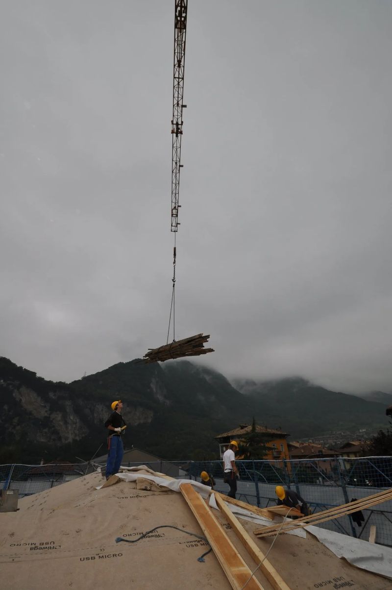 posa di materiale edile per la realizzazione di una copertura