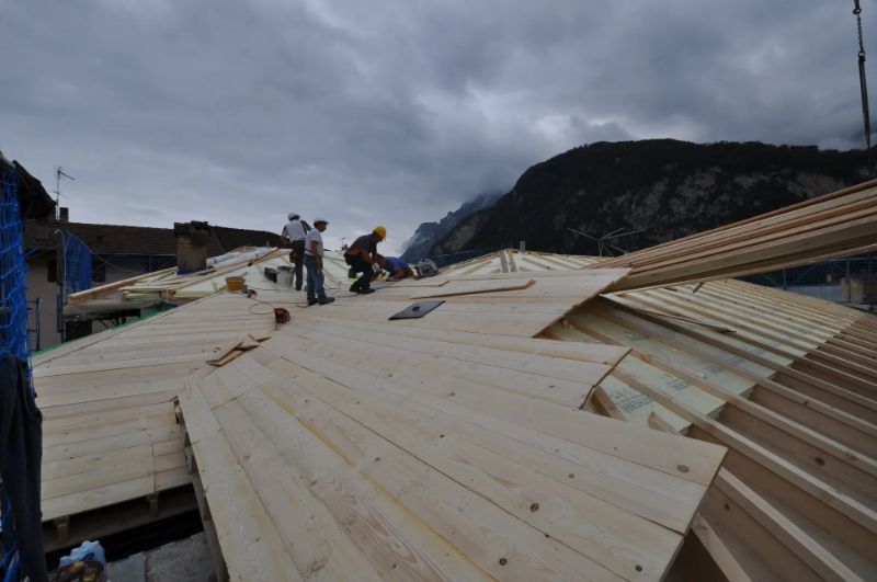 cantiere edile per la realizzazione di un tetto