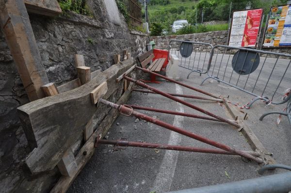 cantiere per la ricostruzione di un muro in pietra