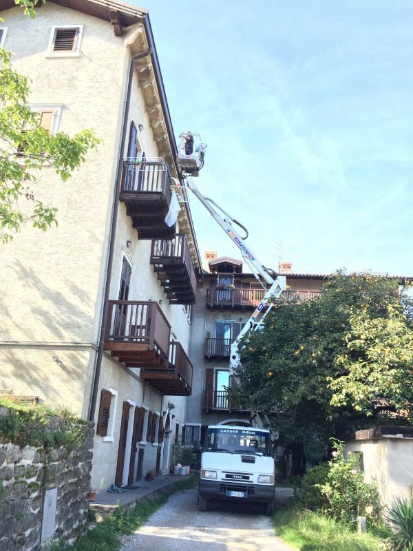 pulizia della grondaia di un'abitazione