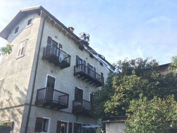 pulizia delle gronde di un'abitazione