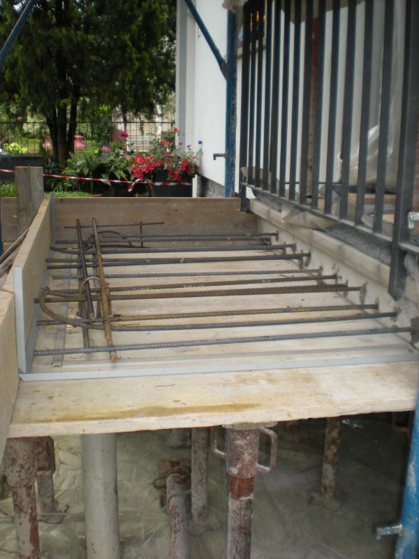 cantiere per la ristrutturazione dell'esterno di una casa