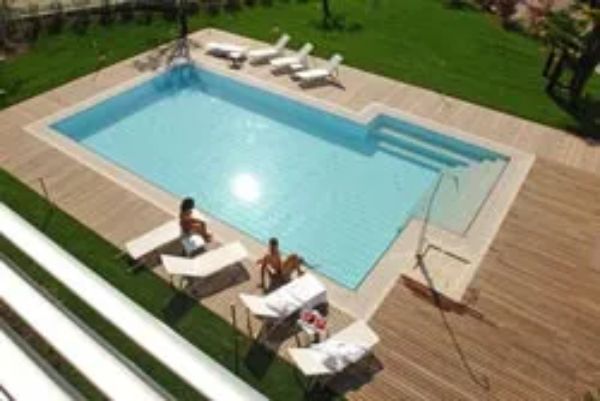 piscina con solarium appena ristrutturato