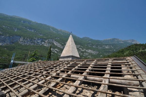 travi di legno della copertura di una chiesa