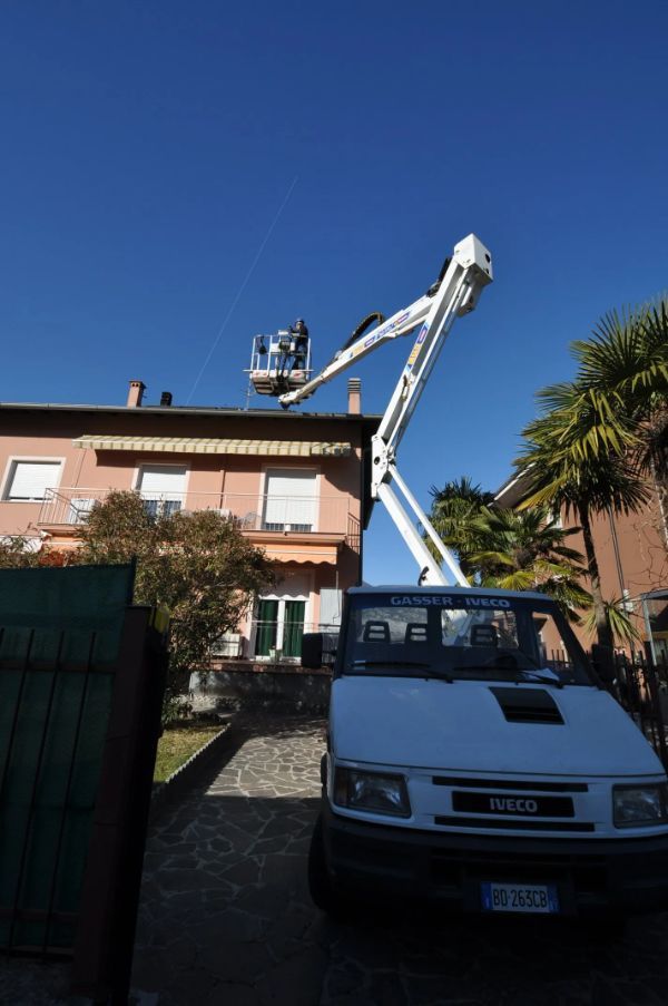 manutenzione del tetto di una casa privata