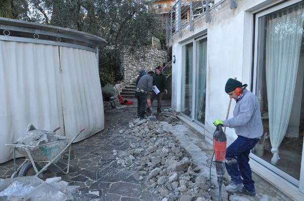 cantiere per l'eliminazione di infiltrazioni d'acqua da pavimenti esterni