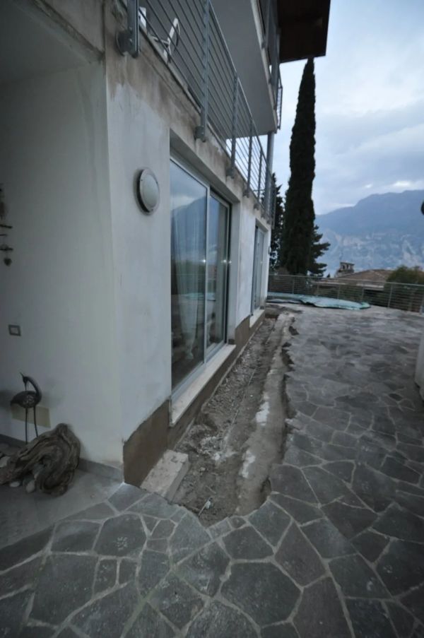 eliminazione di infiltrazioni da pavimento esterno