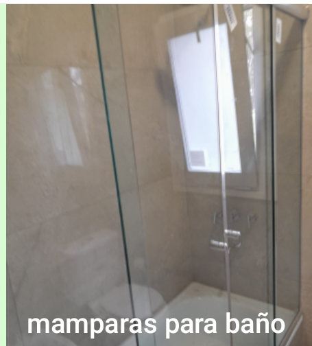 Mampara de ducha de cristal en un baño.