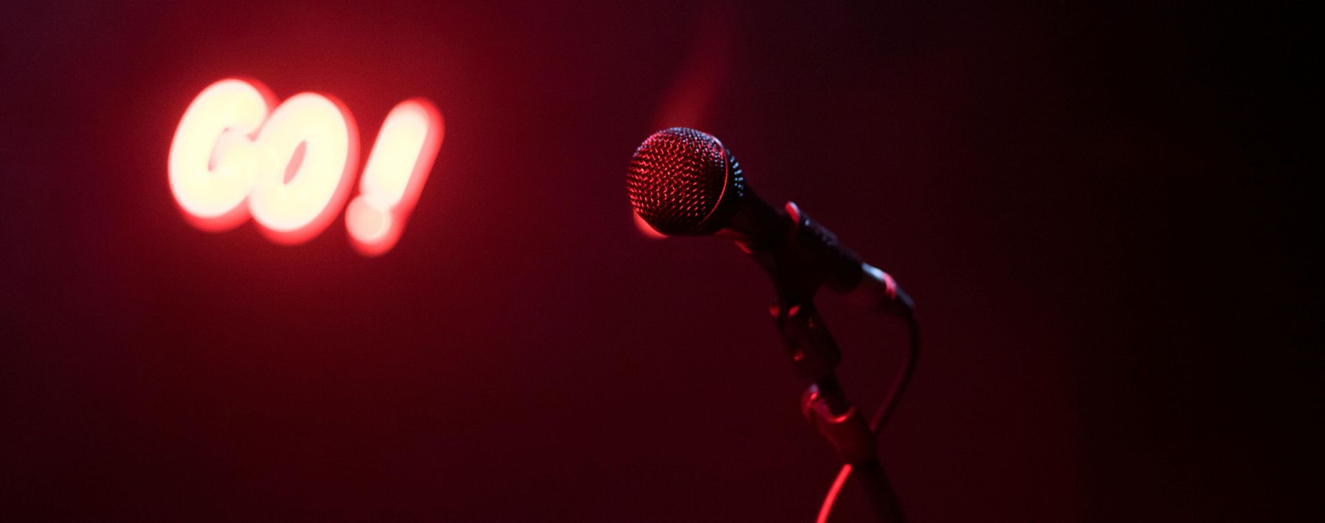 A microphone is sitting in front of a red light that says co !