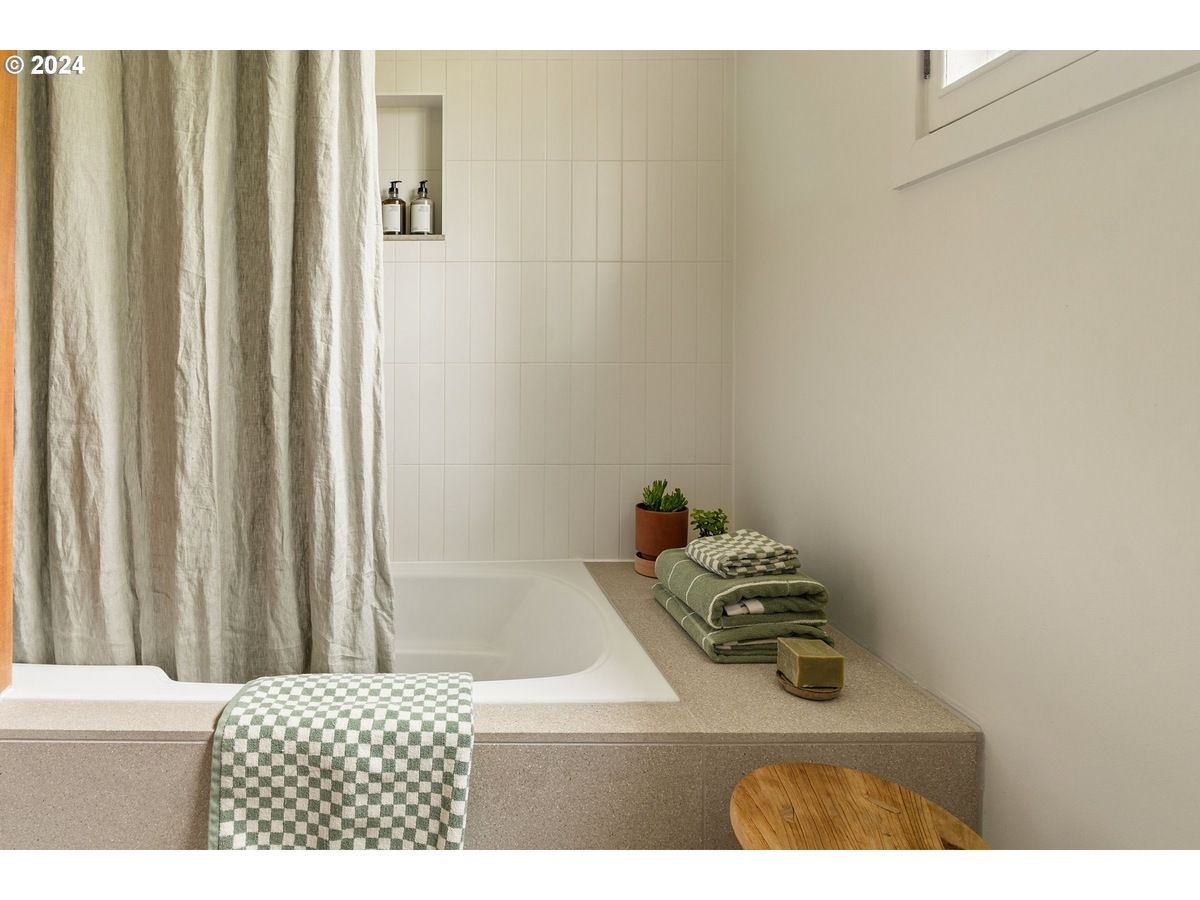Modern bath tub with white tile