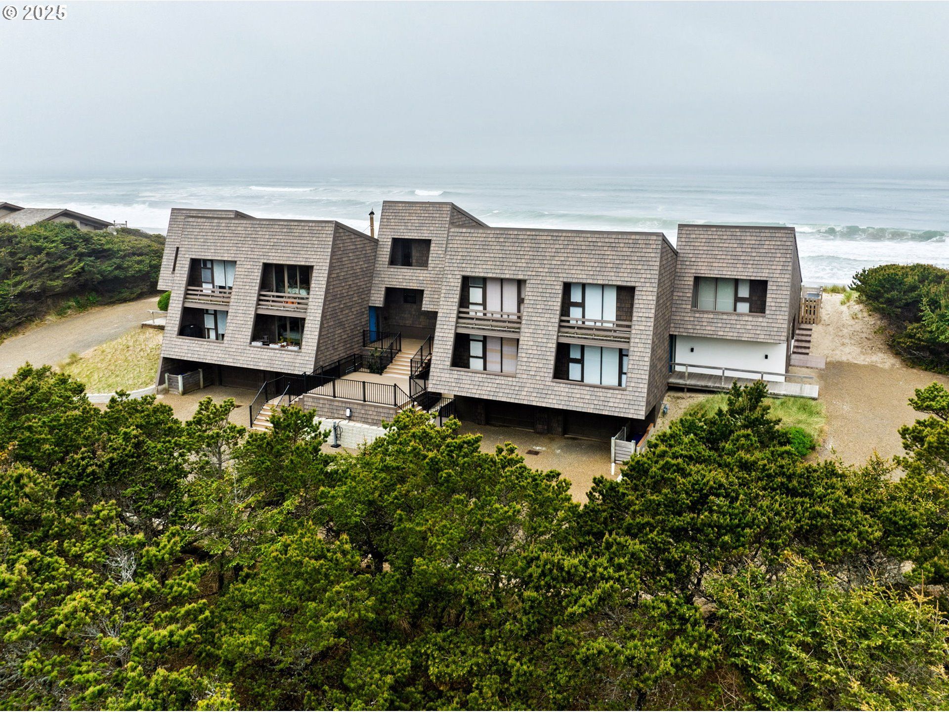 The LongHouse Condos by Saul Zaik