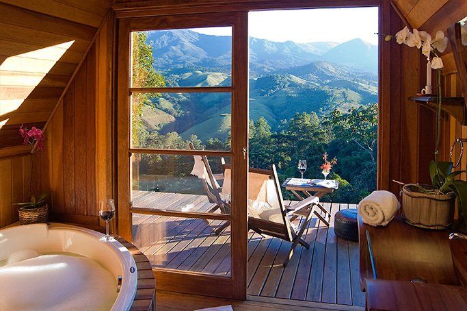 Um banheiro com banheira de hidromassagem e vista para as montanhas